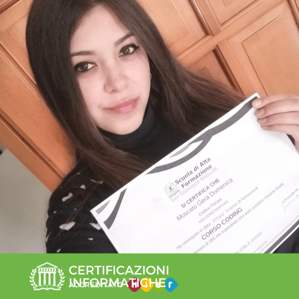 Una studentessa di Scuola Moscati che mostra la certificazione di coding ottenuta