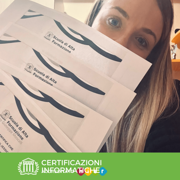 Una studentessa dei corsi di Scuola Moscati che mostra le certificazioni informatiche riconosciute che ha ottenuto