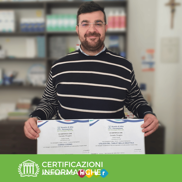 uno studente dei corsi di scuola moscati che mostra la certificazione di coding ottenuta