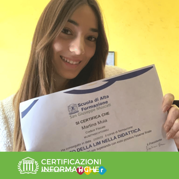 una studentessa dei corsi di scuola moscati che mostra la certificazione ottenuta