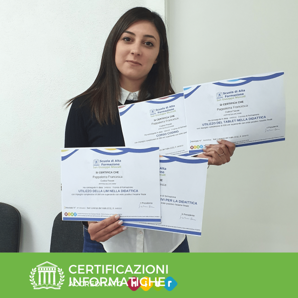 una studentessa dei corsi di scuola moscati che mostra le certificazioni ottenute