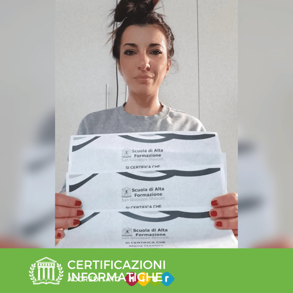 una studentessa dei corsi di scuola moscati che mostra la certificazione ottenuta