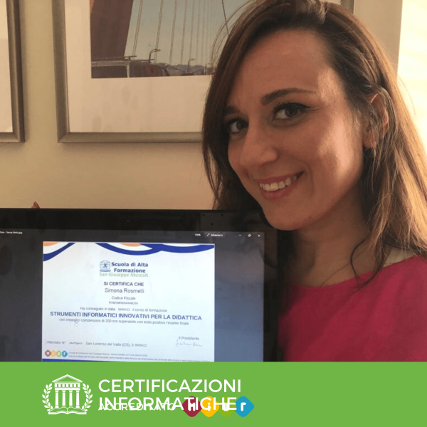 una studentessa dei corsi di scuola moscati che mostra la certificazione di coding ottenuta