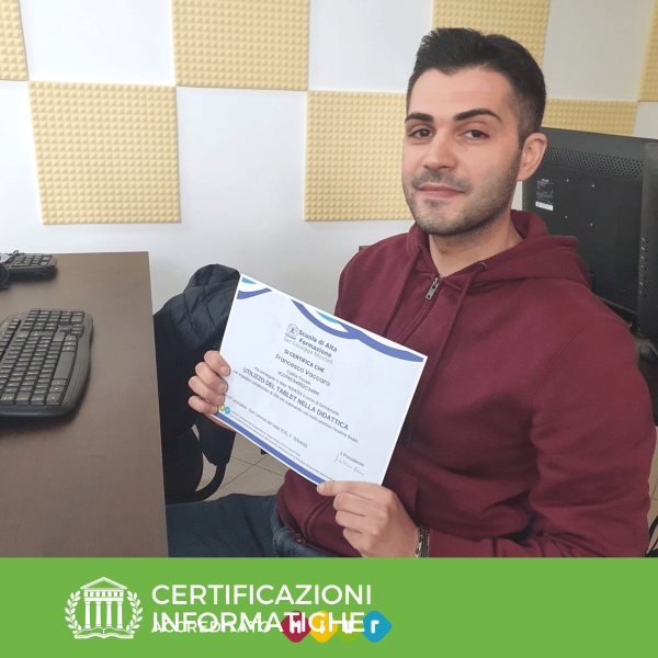 uno studente dei corsi di scuola moscati che mostra la certificazione di coding ottenuta