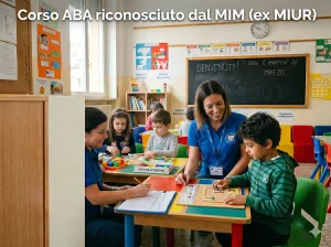 Corso ABA riconosciuto dal Miur: tecnico ABA al lavoro in una classe con alcuni alunni. In primo piano la scritta "Corso ABA riconosciuto dal MIM (ex MIUR)"