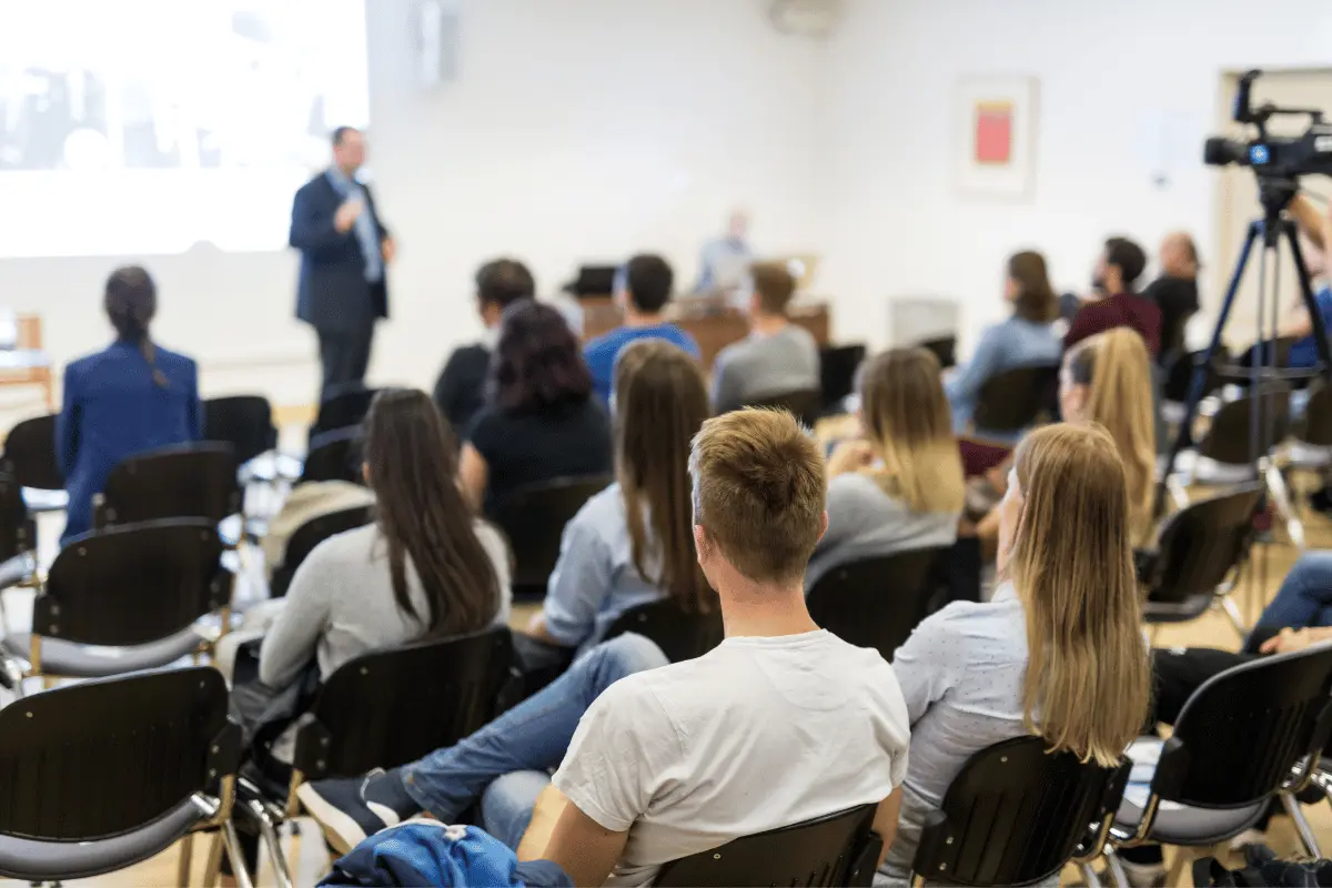 aspiranti docenti seguono percorso abilitante da 30 CFU all'università