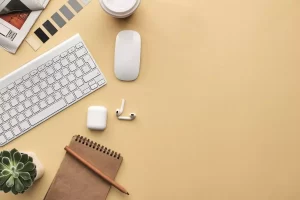 Scrivania di un ragazzo che segue un Corso Dattilografia ATA