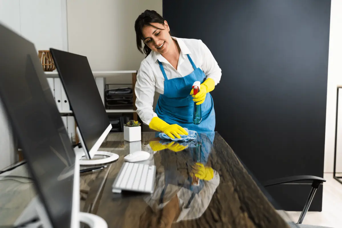 collaboratore scolastico al lavoro