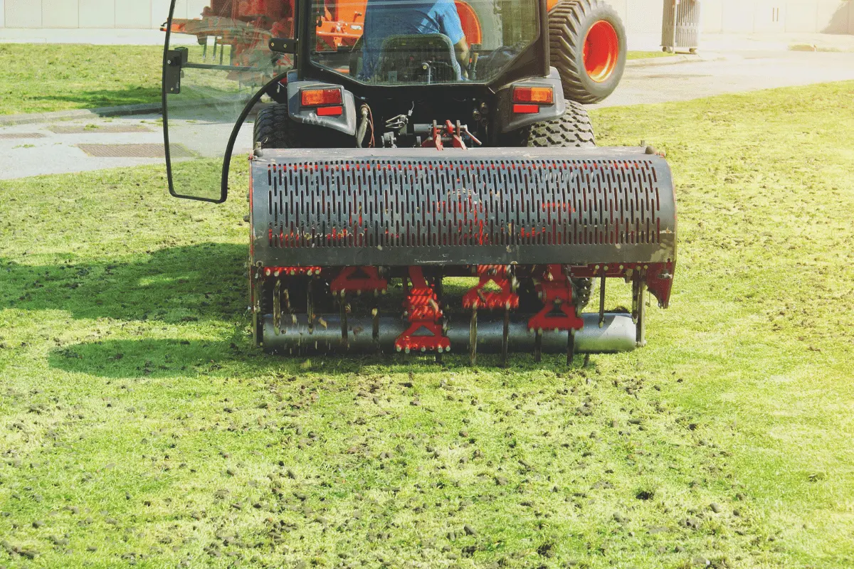 macchinario agricolo al lavoro nei campi