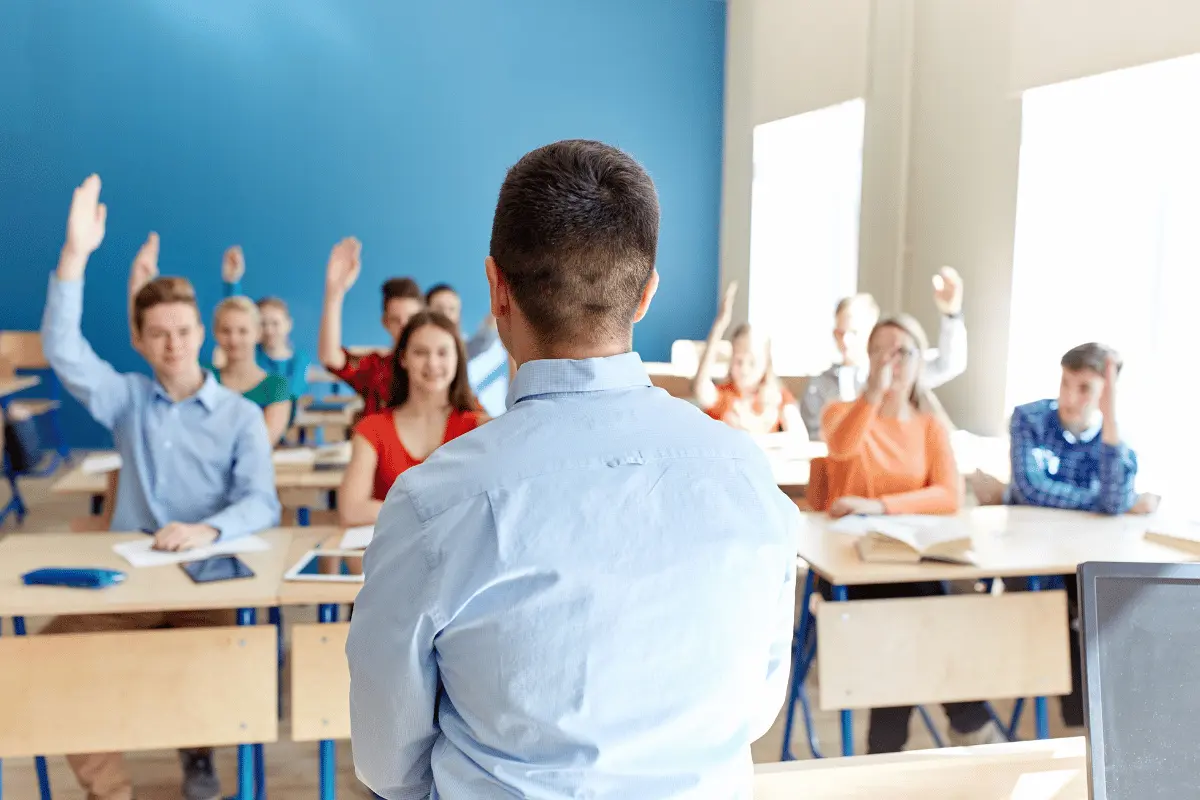 professore in classe interroga gli alunni