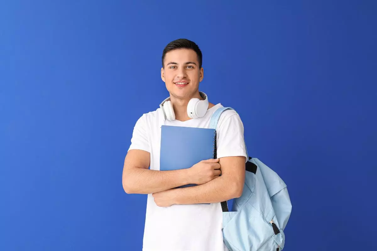 un ragazzo si reca in università per informarsi sui corsi per abilitazioni 30 e 60 CFU