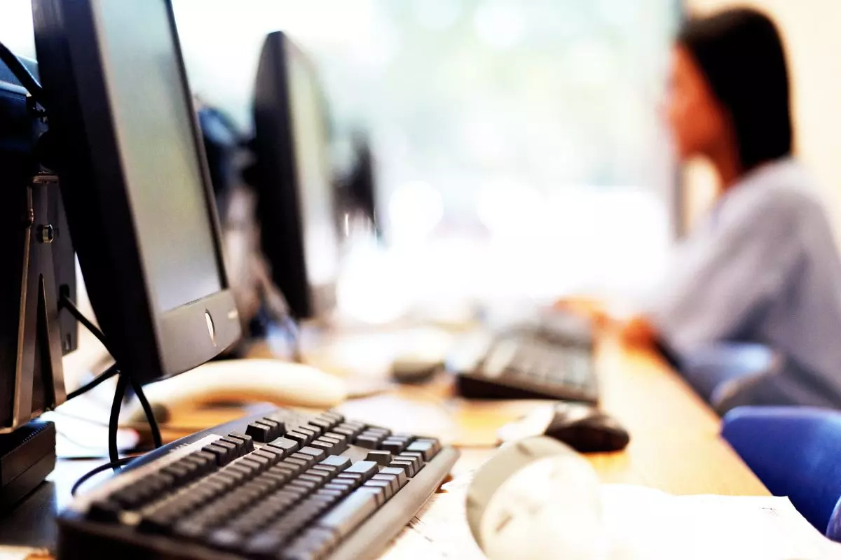 aspiranti docenti al pc durante le prove del concorso