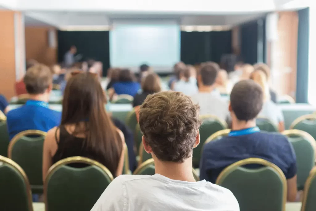 aula universitaria con aspiranti docenti durante i percorsi abilitanti