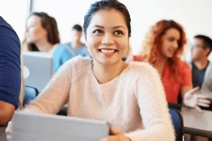 un'aspirante docente durante la lezione di un percorso formativo