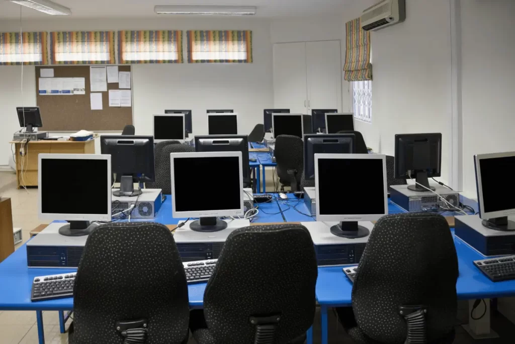 aula con pc pronta per la prova scritta del concorso