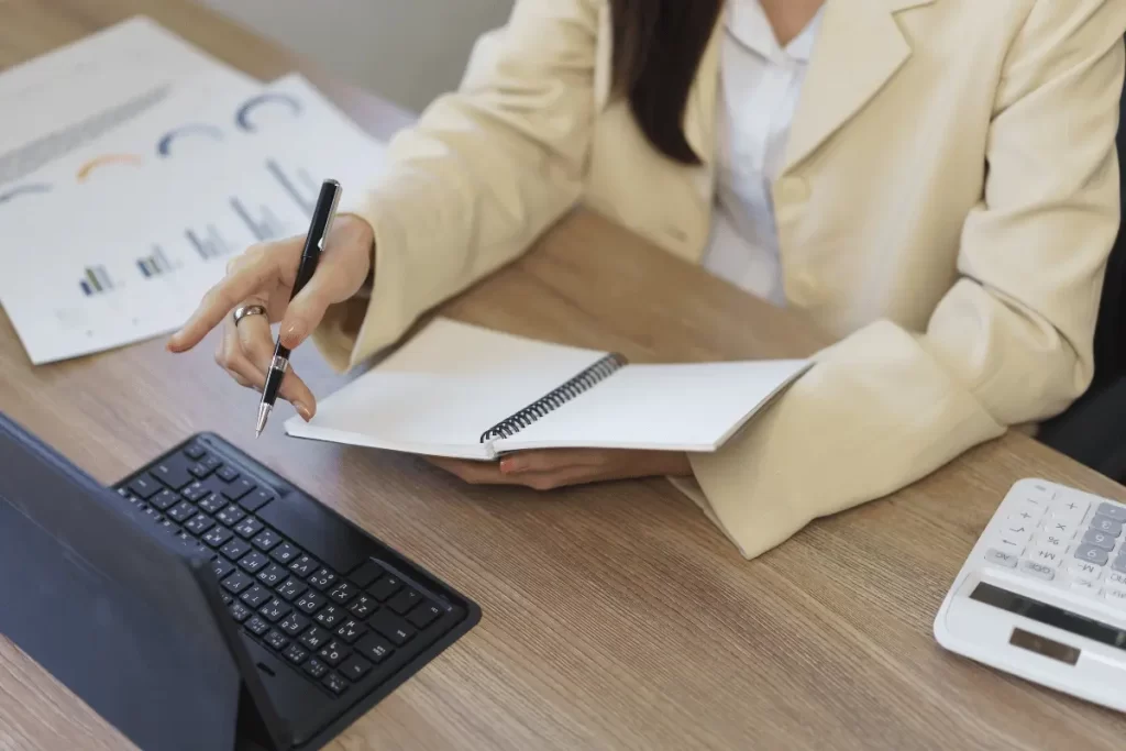 operatore scolastico al lavoro con un computer