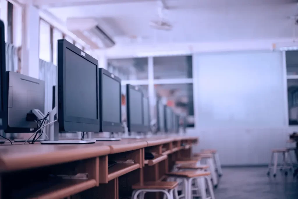 Aula con computer per la prova scritta del concorso scuola