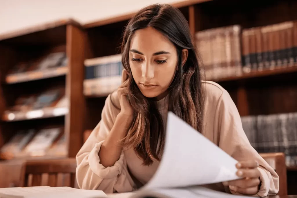 un'aspirante docente si prepara per l'esame