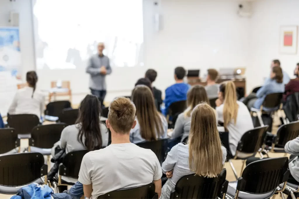 aspiranti docenti durante una lezione dei percorsi abilitanti