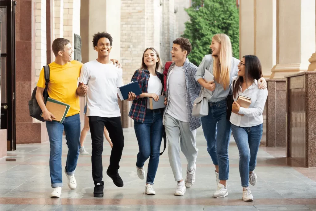 alcuni aspiranti docenti poco prima di entrare in aula per i percorsi abilitanti