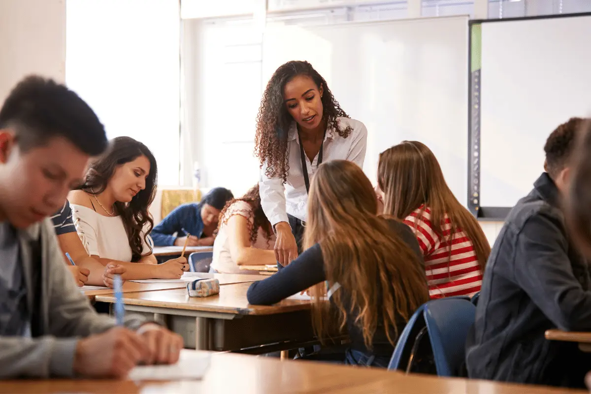 L’assegnazione provvisoria, al termine dei percorsi abilitanti, può essere richiesta dai docenti di ruolo dall’anno scolastico precedente.