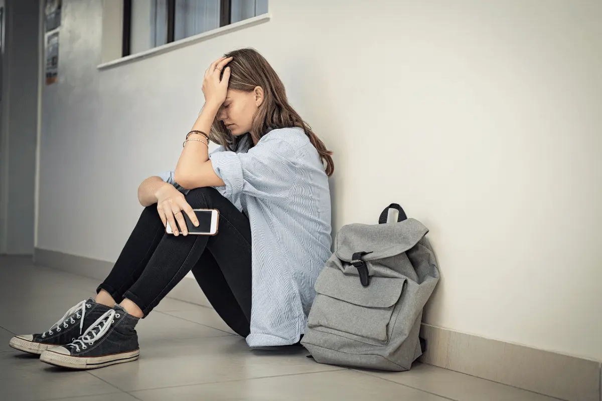 Studente nei corridoi della scuola dopo una verifica