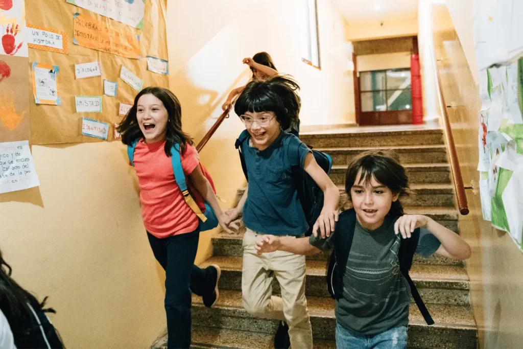 Bimbi che corrono nei corridoi della scuola