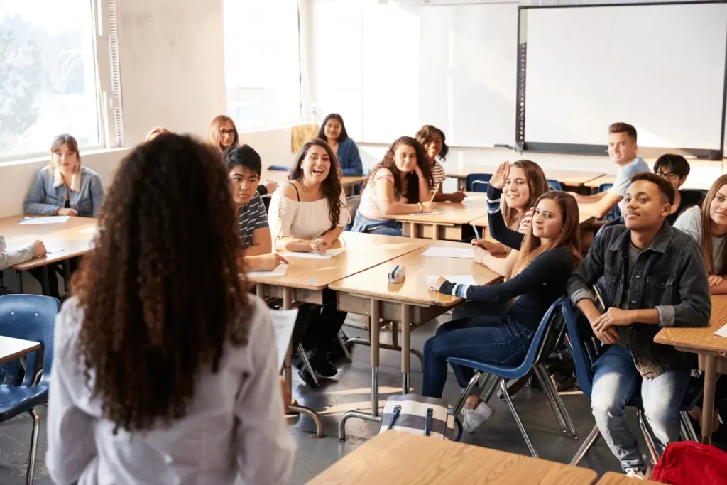 professoressa parla ai propri alunni in classe
