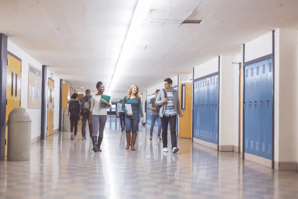 studenti e personale ATA nel corridoio di una scuola