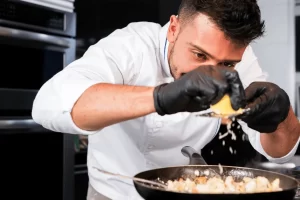 Cuoco che spreme un limone