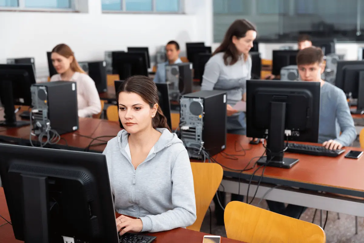 aspiranti docenti durante la prova scritta computer based