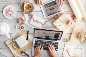 Personale ATA che scrive al pc