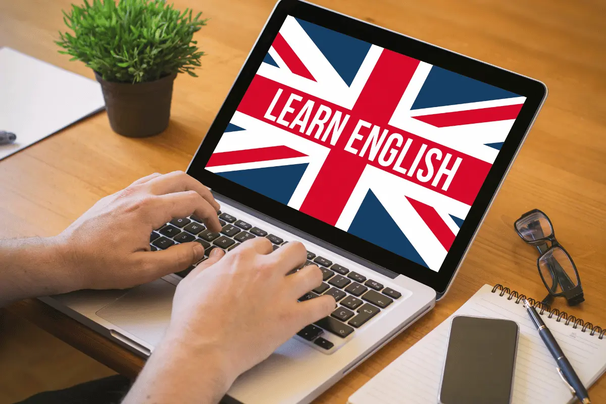 Computer con bandiera inglese