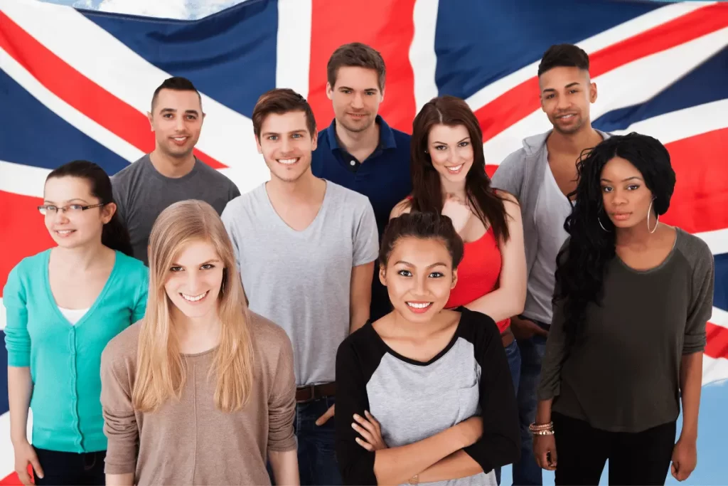 gruppo di studenti davanti ad una bandiera inglese