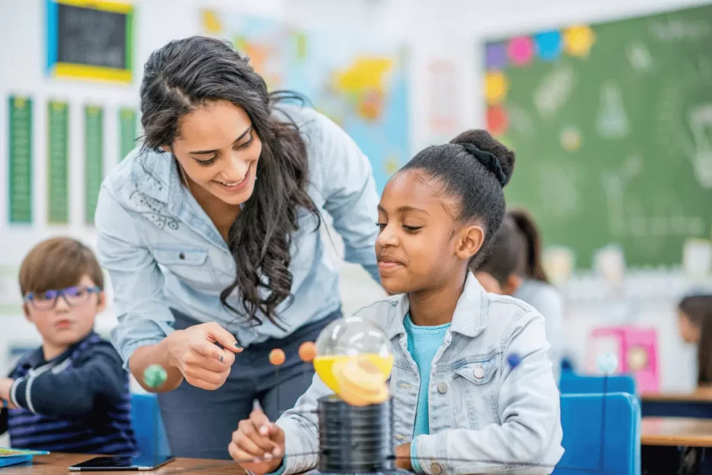 docente di sostegno con un'alunna