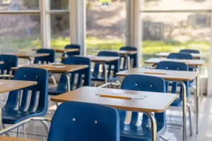 banchi di scuola con un foglio e una matita