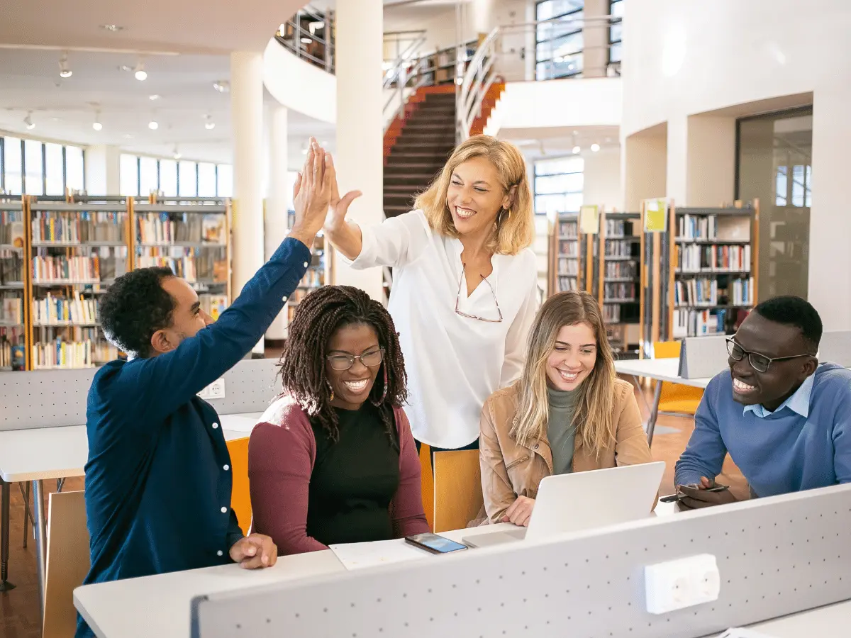 Docenti che si danno il cinque