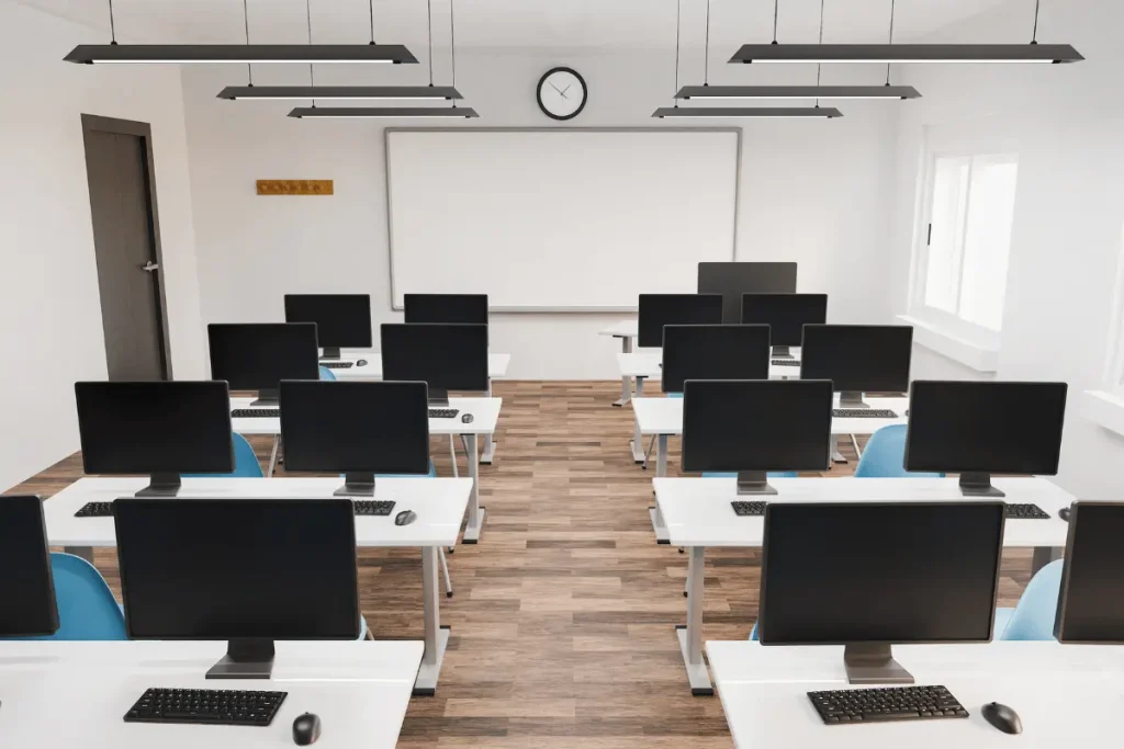 sala computer per la prova scritta del concorso scuola