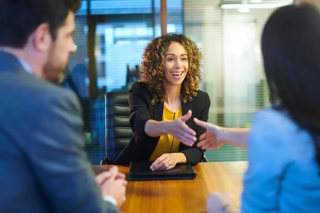 Una HR specialist durante un colloquio di selezione del personale