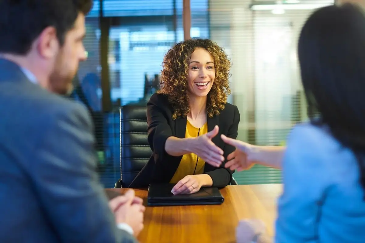 Una HR specialist durante un colloquio di selezione del personale