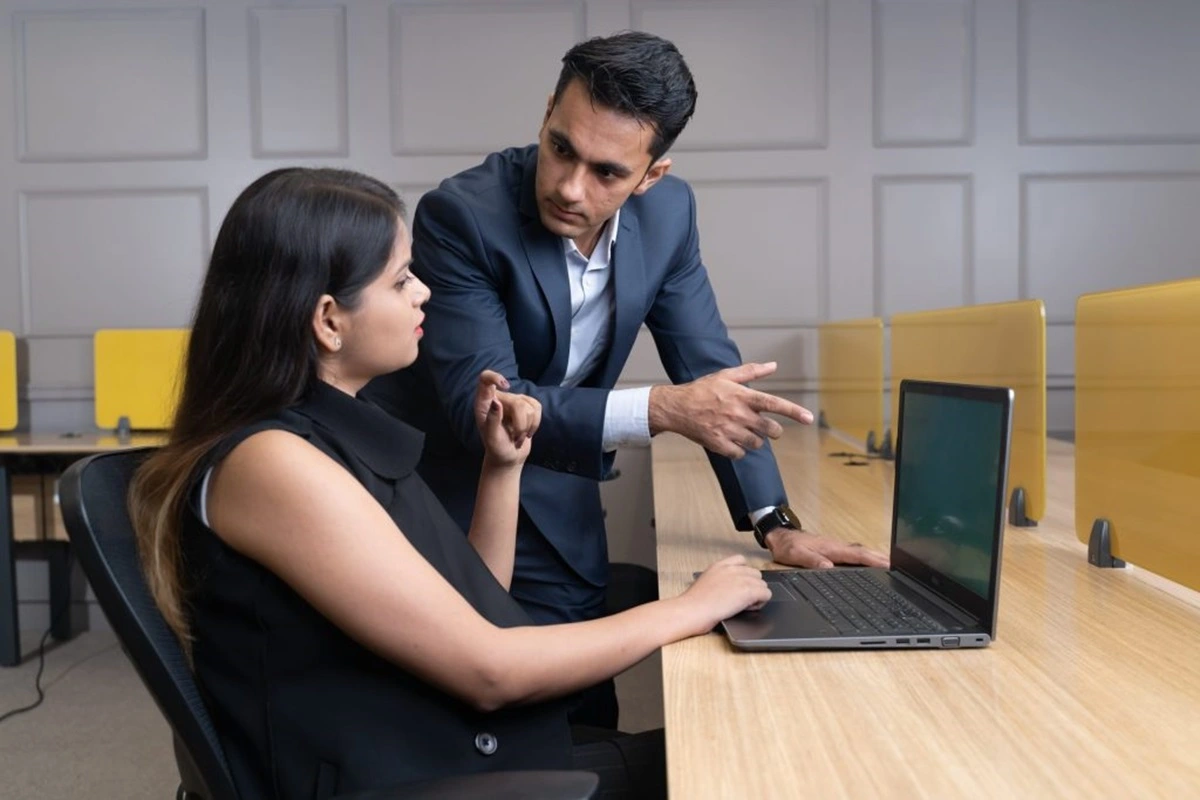 Responsabile delle risorse umano in ufficio mentre parla di lavoro con un'addetta hr