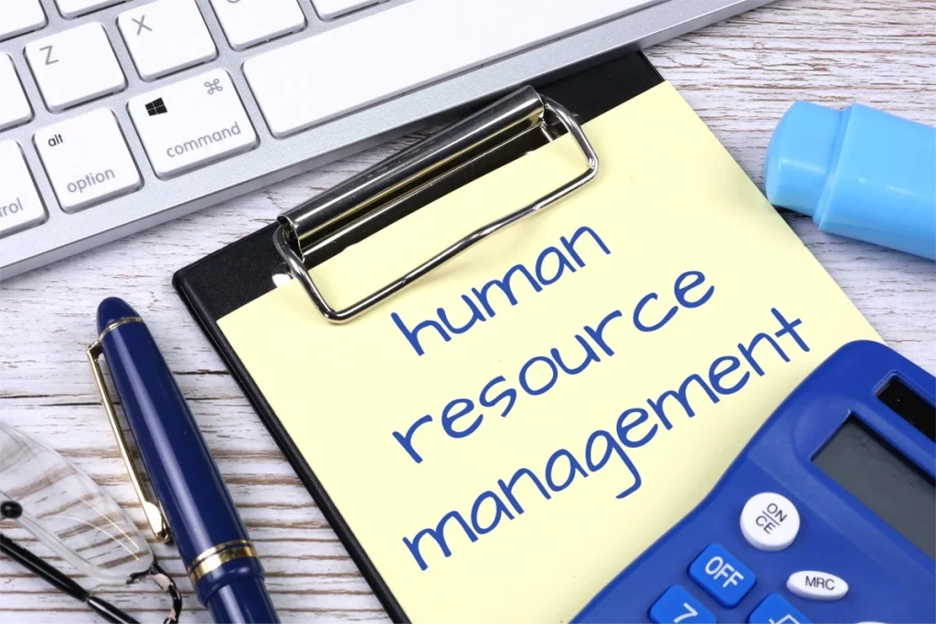 La cartelletta di un addetto alla risorse umane con scritto sopra "human resource management"