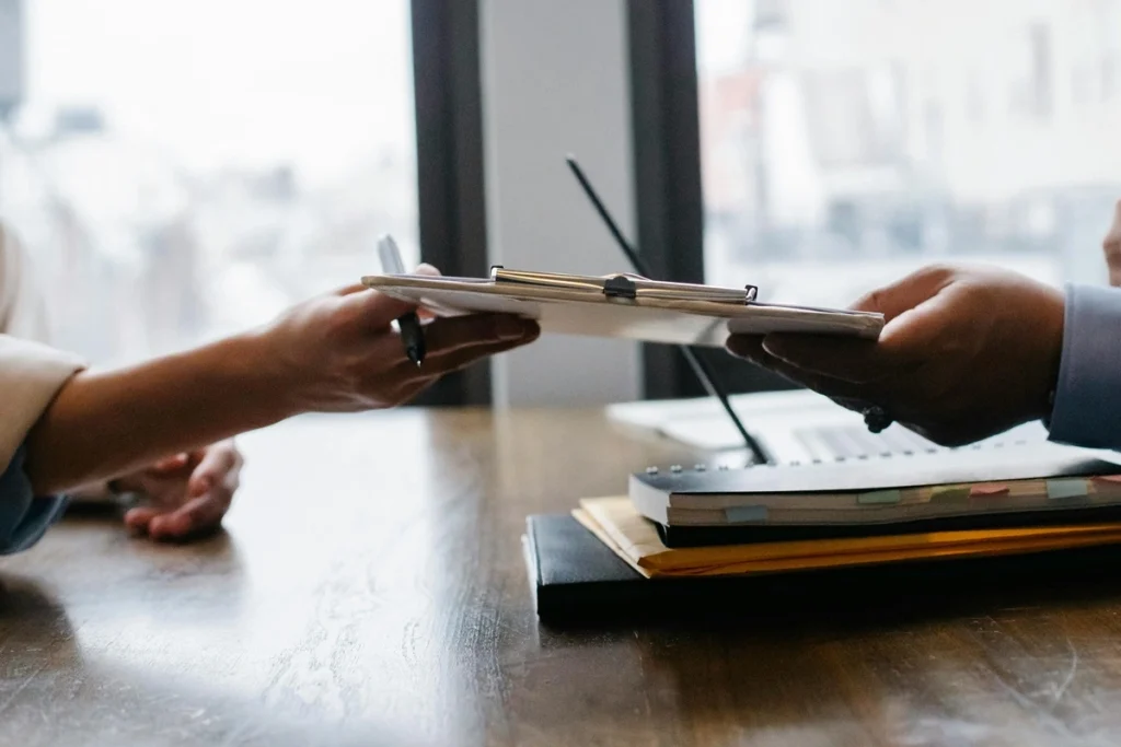 Due hr specialist che si scambiano dei documenti