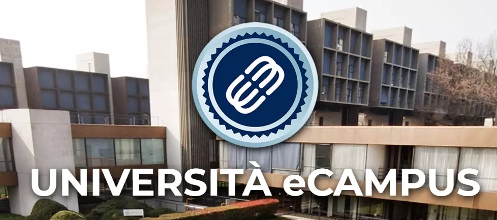 Un edificio universitario e in primo piano la scritta Università eCampus e il logo