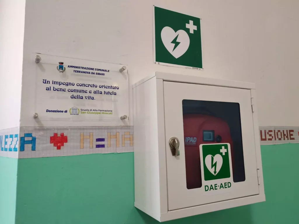 il defibrillatore donato da Scuola Moscati