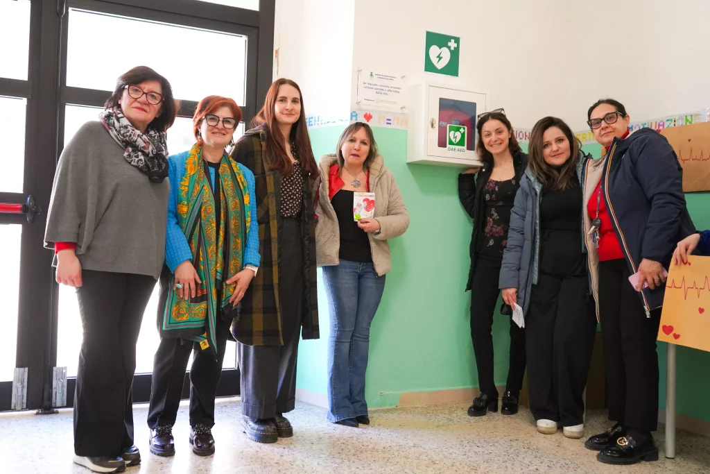 I rappresentanti della scuola di Terranova e di Scuola Moscati vicini al defibrillatore