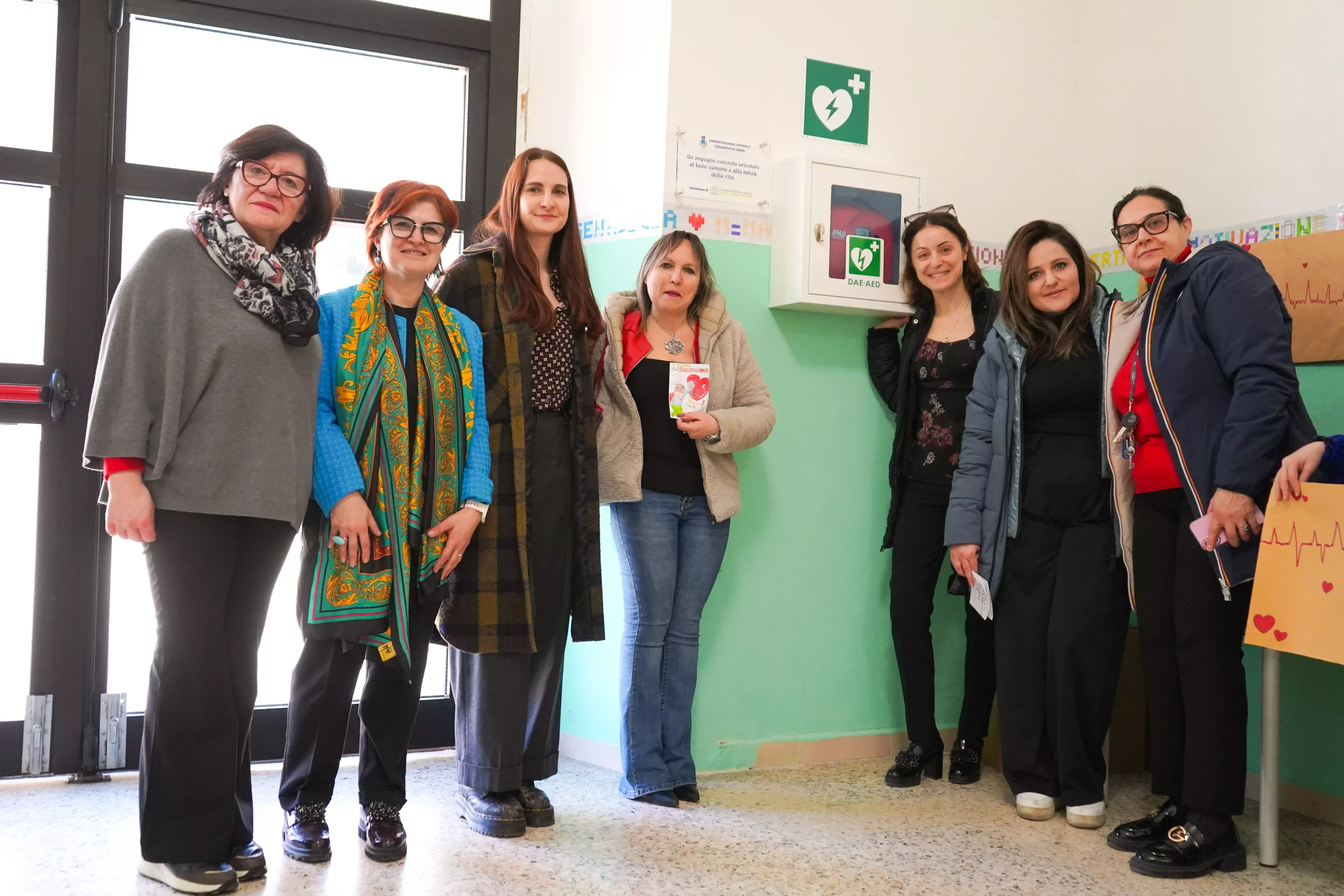 I rappresentanti della scuola di Terranova e di Scuola Moscati vicini al defibrillatore